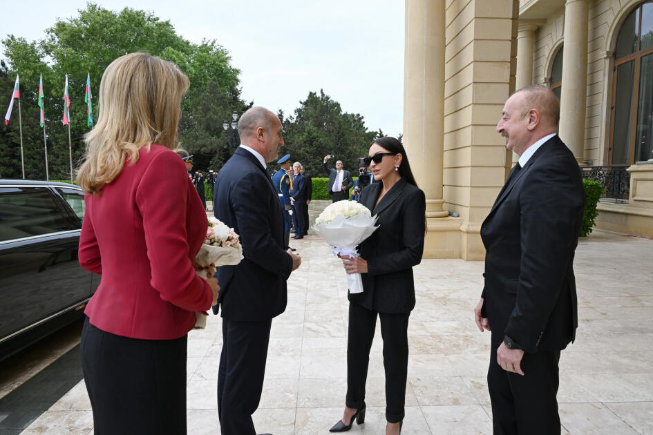 В Баку состоялась церемония официальной встречи Президента Болгарии Румена Радева