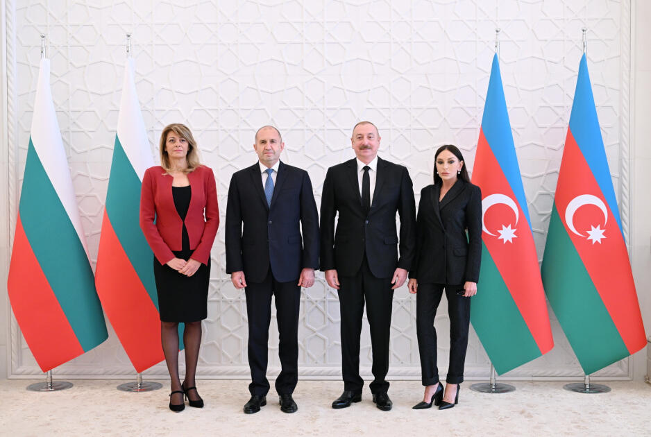 В Баку состоялась церемония официальной встречи Президента Болгарии Румена Радева