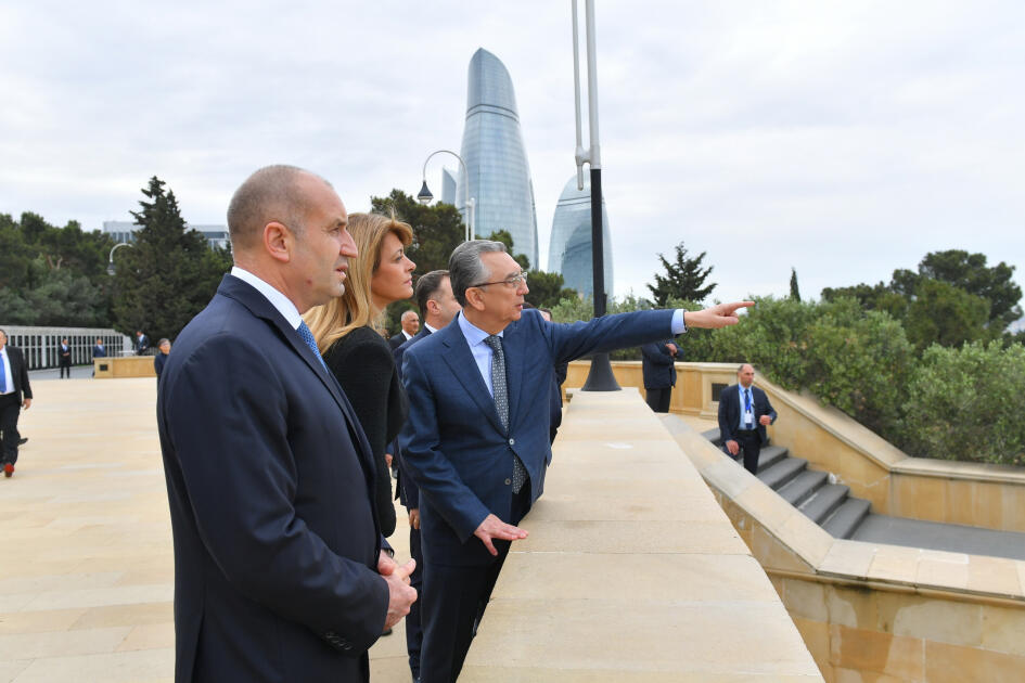Президент Болгарии Румен Радев посетил Аллею шехидов в Баку