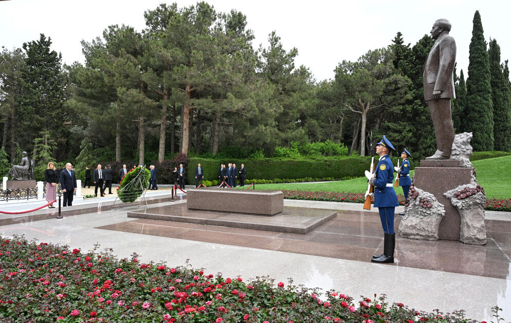 Румен Радев посетил могилу Великого лидера Гейдара Алиева