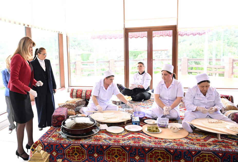 Первая леди Болгарии ознакомилась с образцами азербайджанской национальной кухни