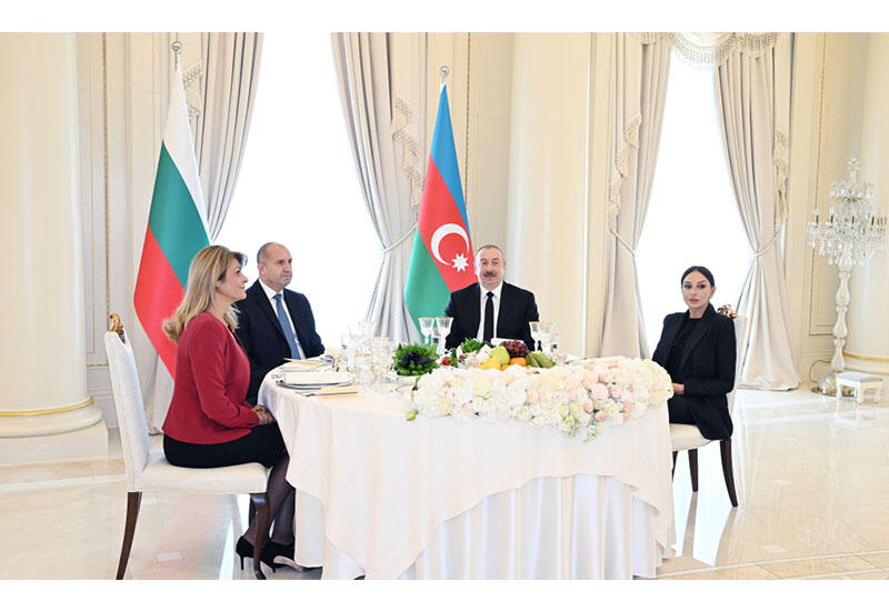 От имени Президента Ильхама Алиева и Первой леди Мехрибан Алиевой дан официальный обед в честь Президента и Первой леди Болгарии