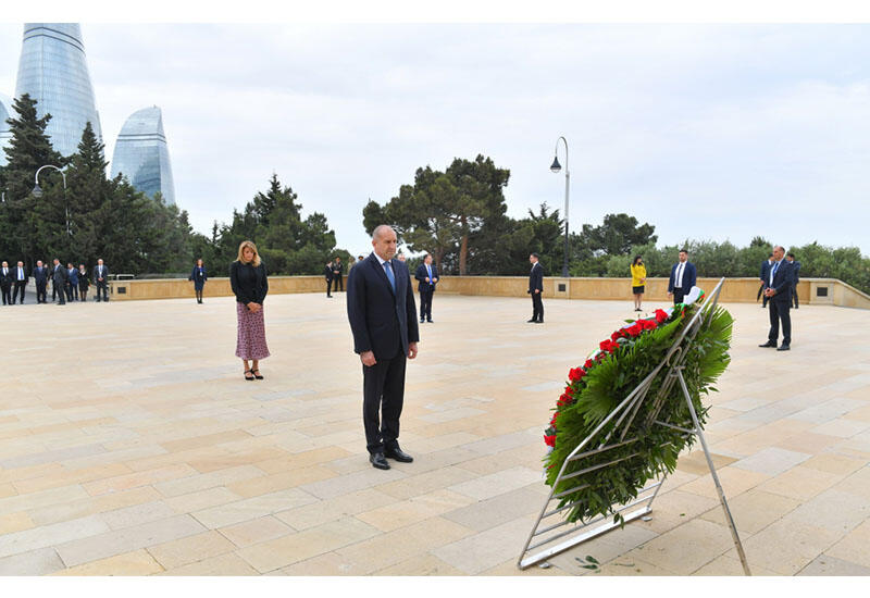 Президент Болгарии Румен Радев посетил Аллею шехидов в Баку