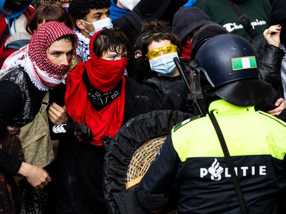 В Амстердаме спецназ столкнулся с пропалестинскими демонстрантами