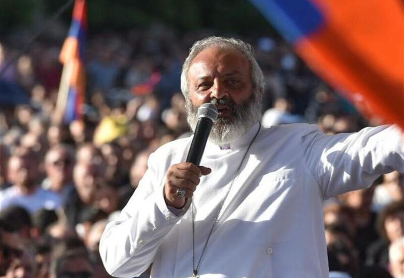 Протесты в Армении окончательно превратились в какое-то странное шоу