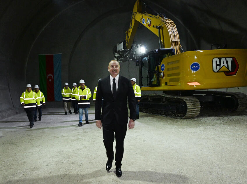 Президент Ильхам Алиев ознакомился с работами, проводимыми на автомобильной дороге Ахмедбейли-Физули-Шуша, принял участие в открытии первого тоннеля