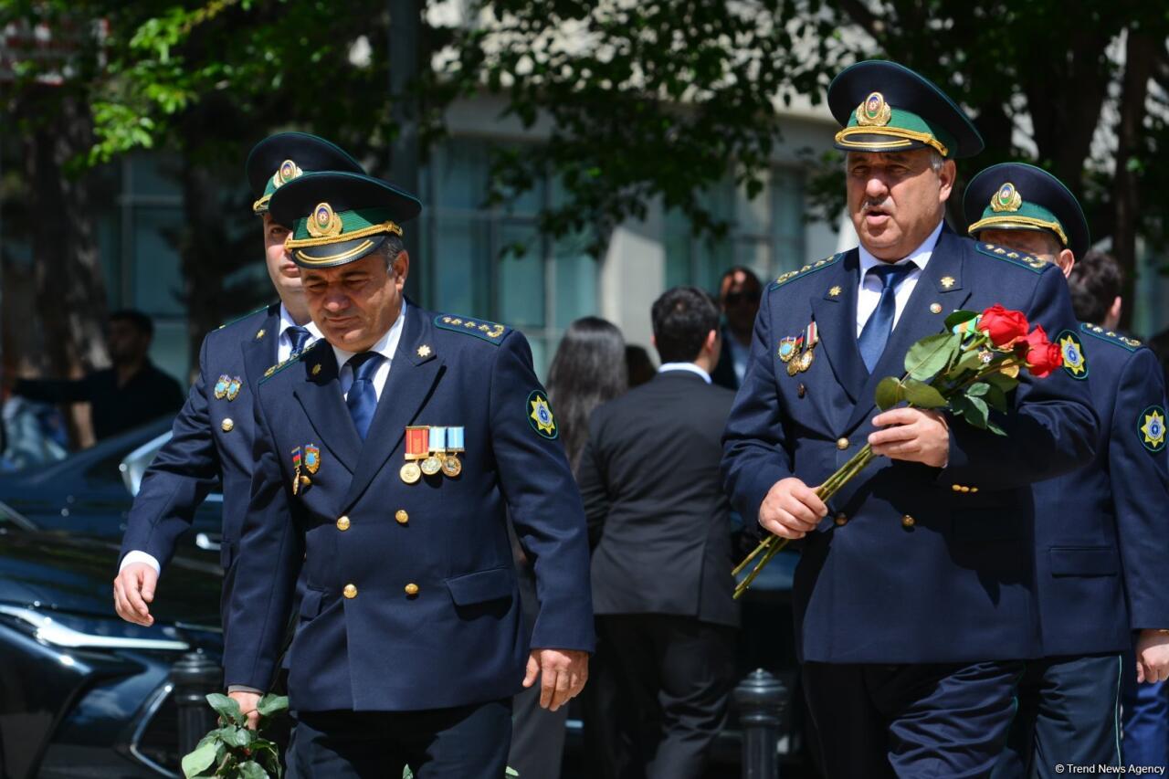 Официальные лица почтили память великого лидера Гейдара Алиева