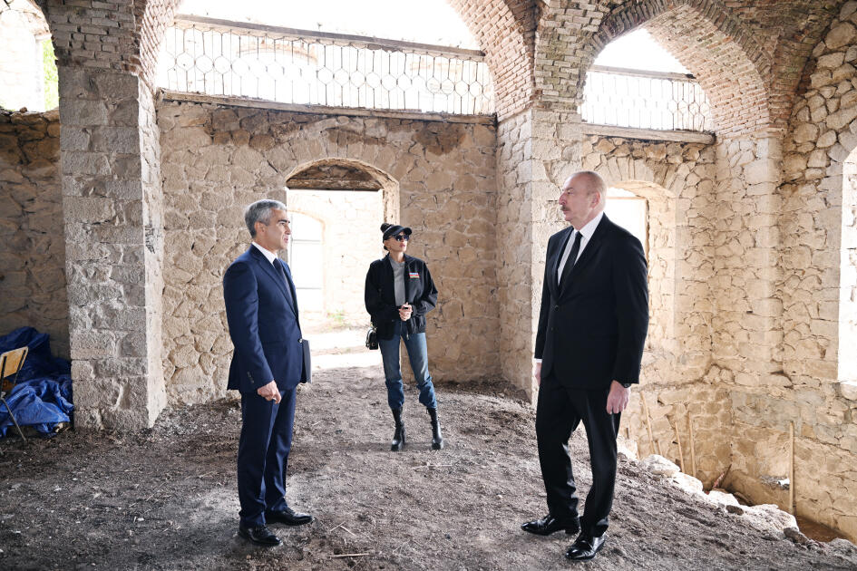 Президент Ильхам Алиев и Первая леди Мехрибан Алиева ознакомились с реставрационными работами, проводимыми в мечети Чёль Гала в Шуше