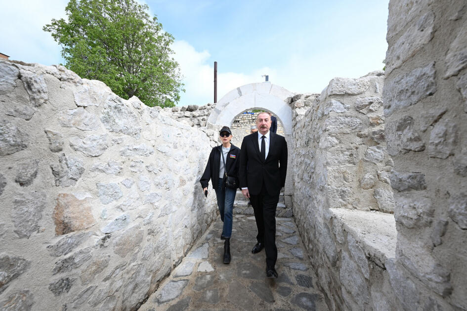 Президент Ильхам Алиев и Первая леди Мехрибан Алиева ознакомились с реставрационными работами в мечети Ашагы Говхар Ага в Шуше