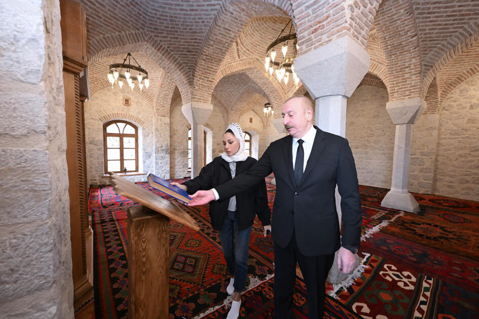 Президент Ильхам Алиев и Первая леди Мехрибан Алиева приняли участие в открытии после реставрации мечети Мамайы в Шуше
