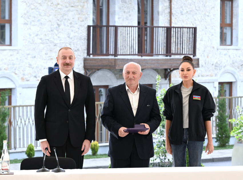 Президент Ильхам Алиев и Первая леди Мехрибан Алиева приняли участие в открытии первого жилого комплекса в Шуше и встретились с первыми жителями, переселившимися в город