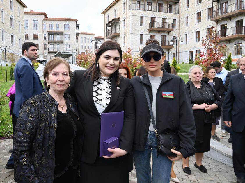 Президент Ильхам Алиев и Первая леди Мехрибан Алиева приняли участие в открытии первого жилого комплекса в Шуше и встретились с первыми жителями, переселившимися в город