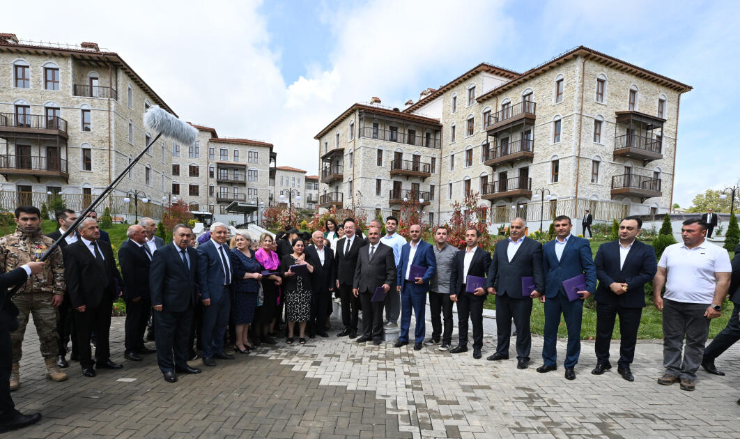 Prezident İlham Əliyev və Birinci xanım Mehriban Əliyeva Şuşada birinci yaşayış kompleksinin açılışında iştirak edib və ilk sakinlərlə görüşüblər