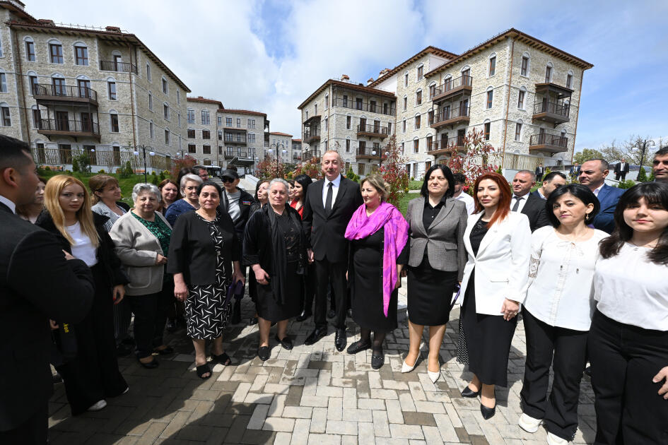 Prezident İlham Əliyev və Birinci xanım Mehriban Əliyeva Şuşada birinci yaşayış kompleksinin açılışında iştirak edib və ilk sakinlərlə görüşüblər