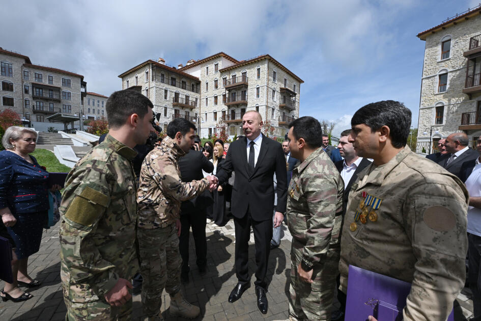 Prezident İlham Əliyev və Birinci xanım Mehriban Əliyeva Şuşada birinci yaşayış kompleksinin açılışında iştirak edib və ilk sakinlərlə görüşüblər