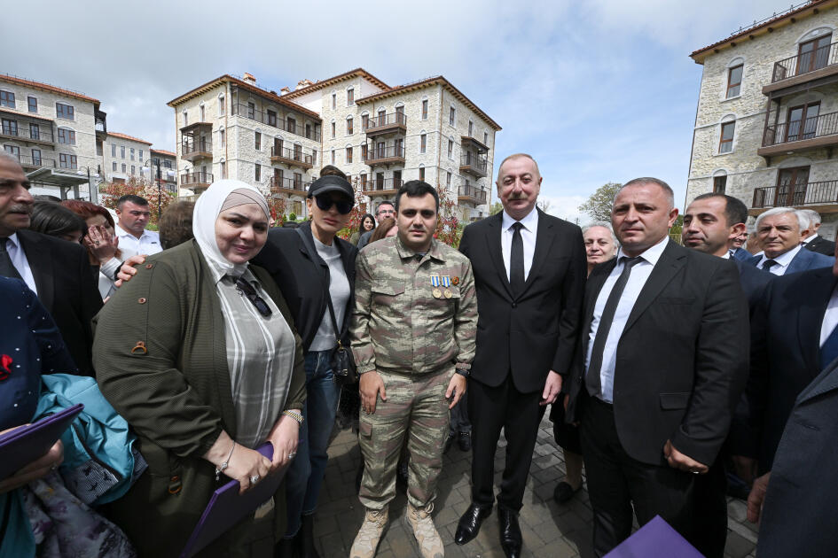 Президент Ильхам Алиев и Первая леди Мехрибан Алиева приняли участие в открытии первого жилого комплекса в Шуше и встретились с первыми жителями, переселившимися в город