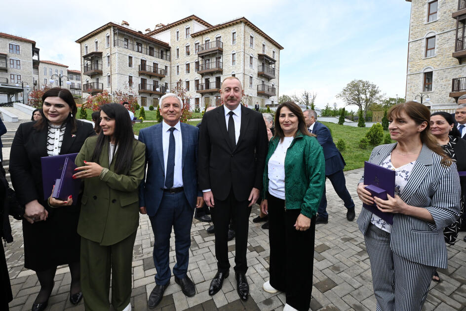 Prezident İlham Əliyev və Birinci xanım Mehriban Əliyeva Şuşada birinci yaşayış kompleksinin açılışında iştirak edib və ilk sakinlərlə görüşüblər