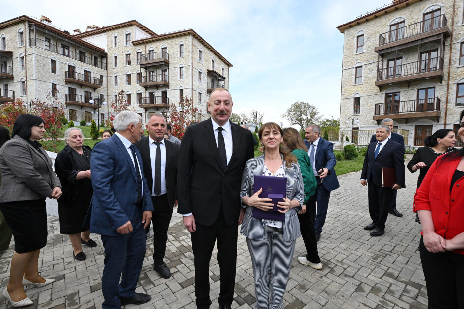 Prezident İlham Əliyev və Birinci xanım Mehriban Əliyeva Şuşada birinci yaşayış kompleksinin açılışında iştirak edib və ilk sakinlərlə görüşüblər