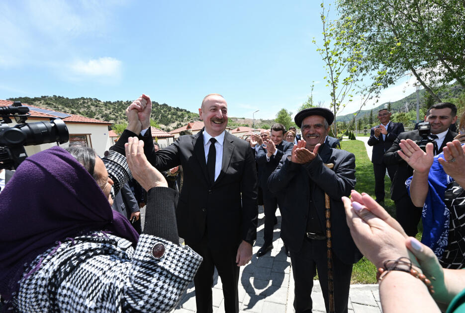 Президент Ильхам Алиев встретился с жителями, переселившимися в село Сус Лачинского района