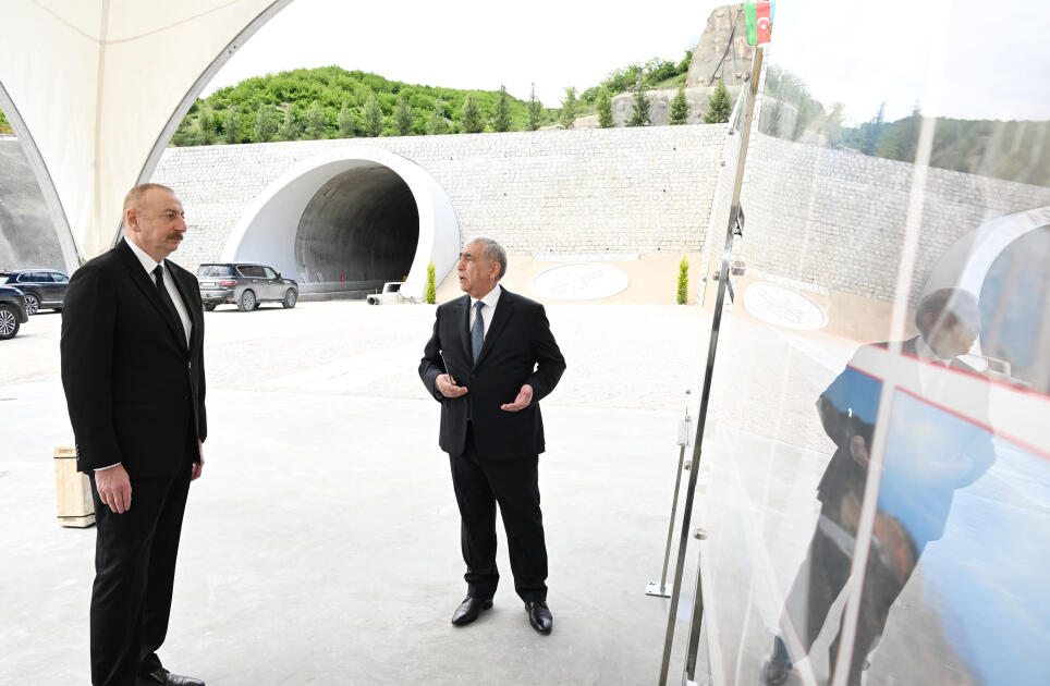 Президент Ильхам Алиев ознакомился с работами, проводимыми на автомобильной дороге Ахмедбейли-Физули-Шуша, принял участие в открытии первого тоннеля
