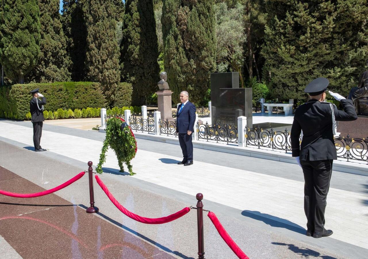 Начальник СГБ Азербайджана и сотрудники Службы посетили могилу великого лидера Гейдара Алиева