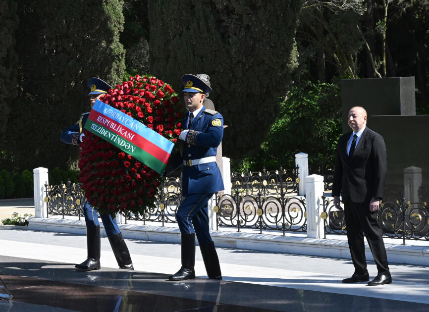 Президент Ильхам Алиев и Первая леди Мехрибан Алиева посетили могилу великого лидера Гейдара Алиева в Аллее почетного захоронения