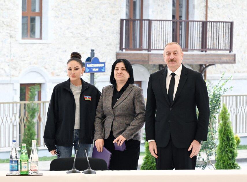 Президент Ильхам Алиев и Первая леди Мехрибан Алиева вручили ключи от квартир первым жителям, переселившимся в Шушу