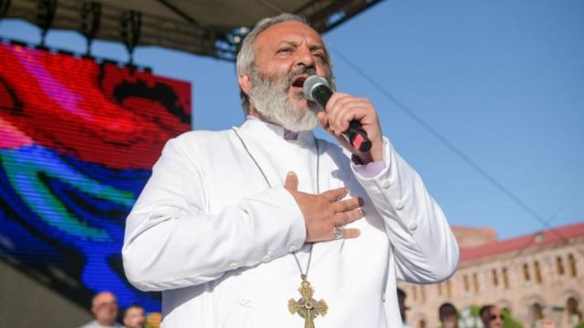 Шоу священника Баграта в Армении не произвело эффекта