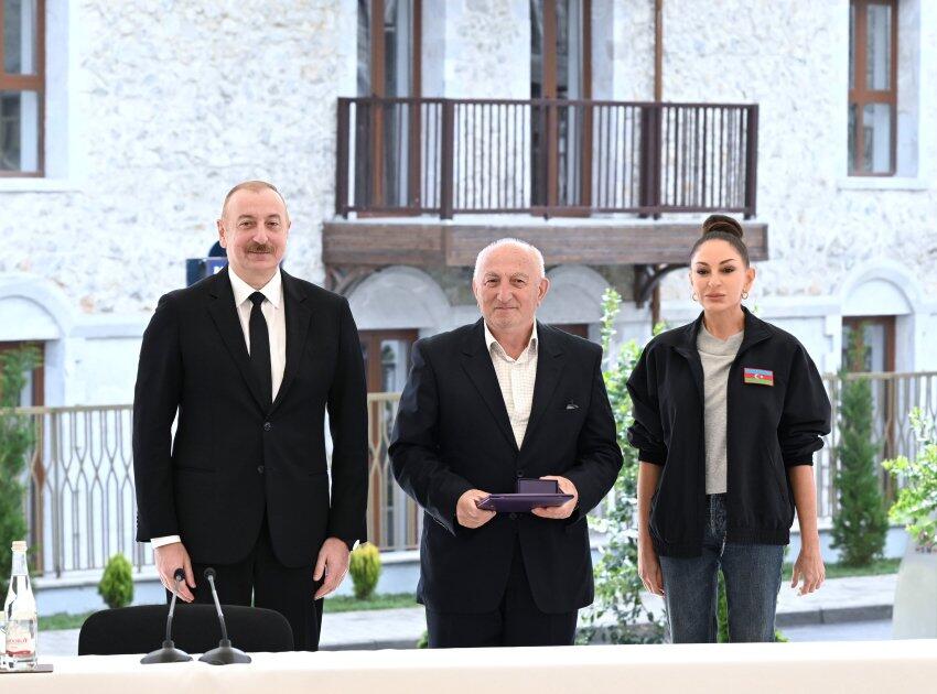 Президент Ильхам Алиев и Первая леди Мехрибан Алиева вручили ключи от квартир первым жителям, переселившимся в Шушу