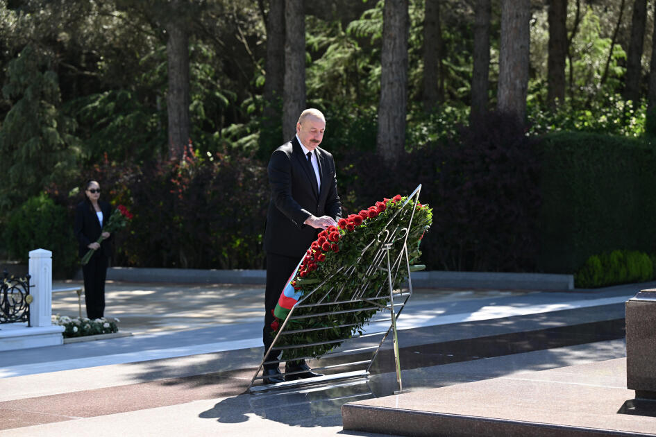 Президент Ильхам Алиев и Первая леди Мехрибан Алиева посетили могилу великого лидера Гейдара Алиева в Аллее почетного захоронения