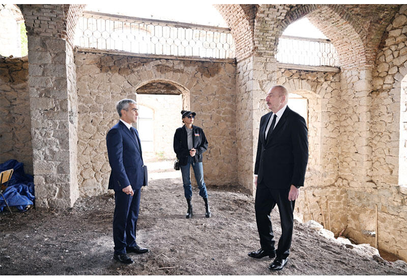 Президент Ильхам Алиев и Первая леди Мехрибан Алиева ознакомились с реставрационными работами, проводимыми в мечети Чёль Гала в Шуше