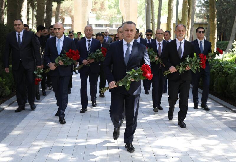 Руководство и коллектив минздрава Азербайджана почтили память общенационального лидера Гейдара Алиева