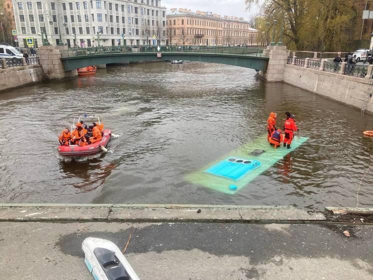 Автобус рухнул с моста в реку в Санкт-Петербурге - есть погибшие и пострадавшие