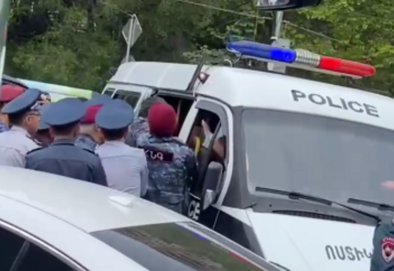 В Армении арестовали вооруженных демонстрантов