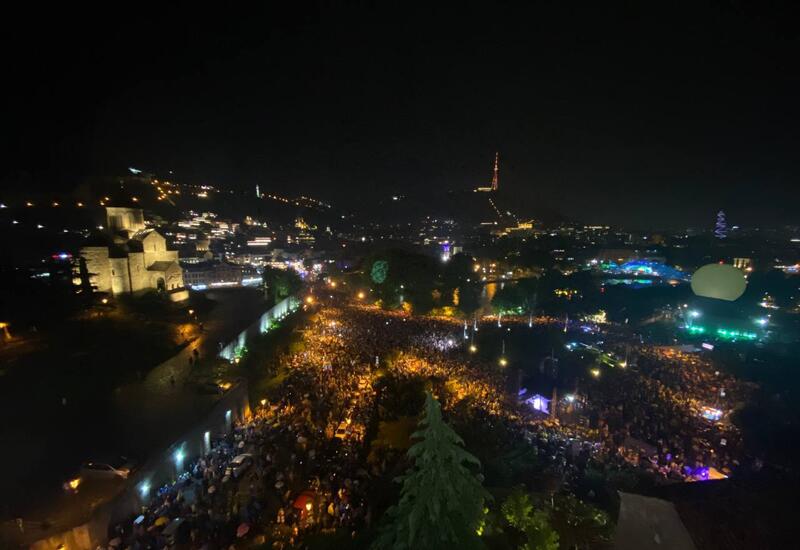 Тысячи митингующих в Тбилиси заняли площадь Европы