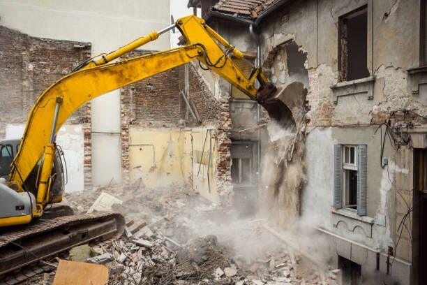 Некоторые жильцы недовольны сносом трехэтажного дома в Баку