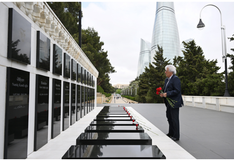 Представитель Европарламента посетил Аллею шехидов в Баку