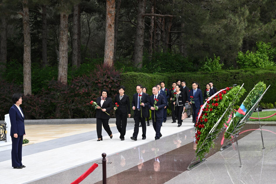 Делегация Народного политического консультативного совета Китая посетила могилу Великого лидера и Шехидляр хиябаны