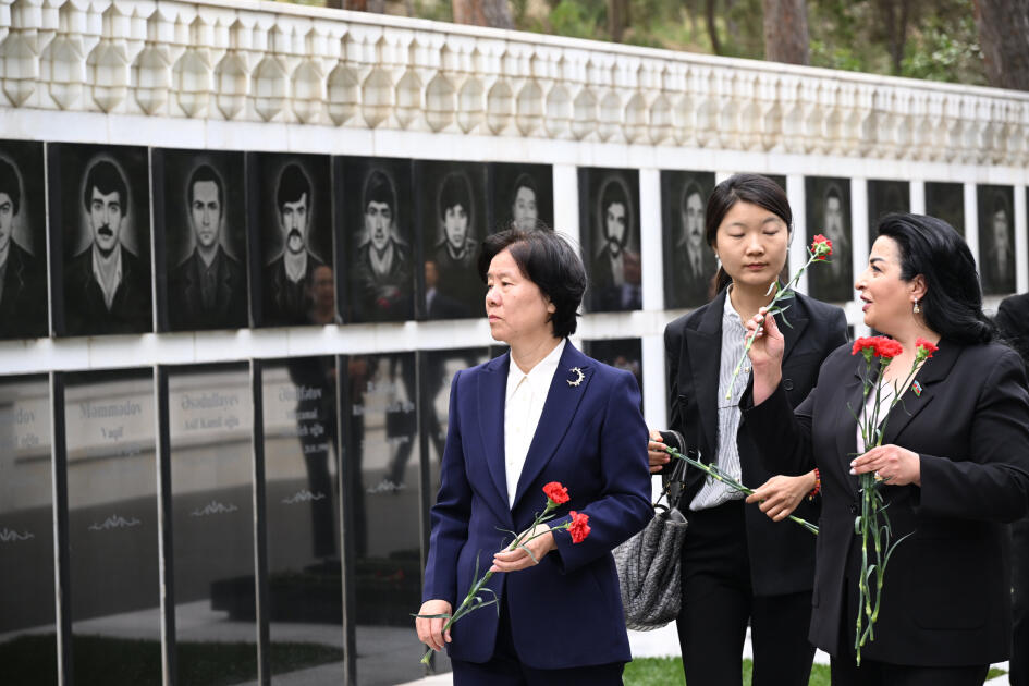 Делегация Народного политического консультативного совета Китая посетила могилу Великого лидера и Шехидляр хиябаны