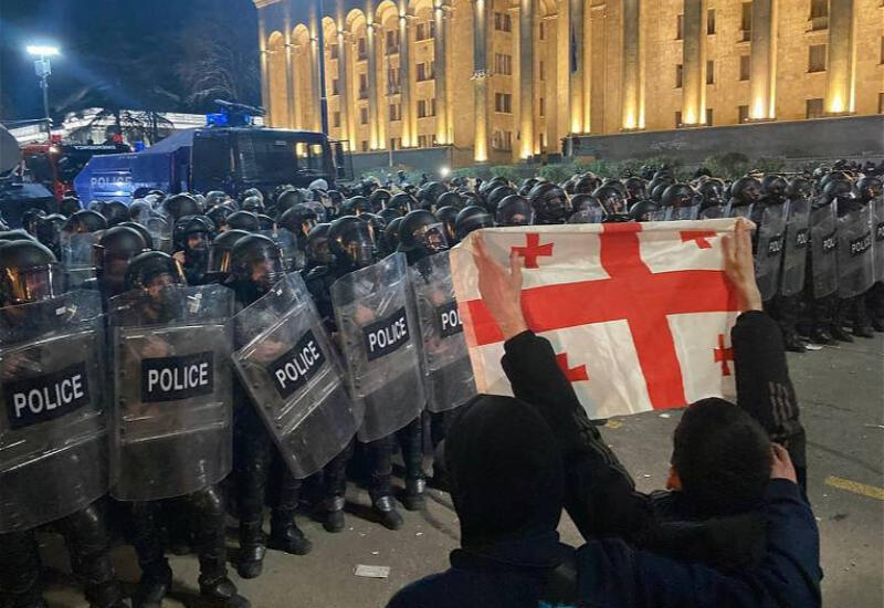 В Тбилиси полиция отступила, протестующие окружают здание парламента