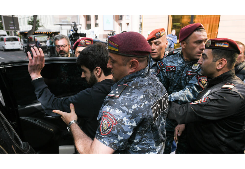 Полиция задерживает оппозиционеров в Ереване