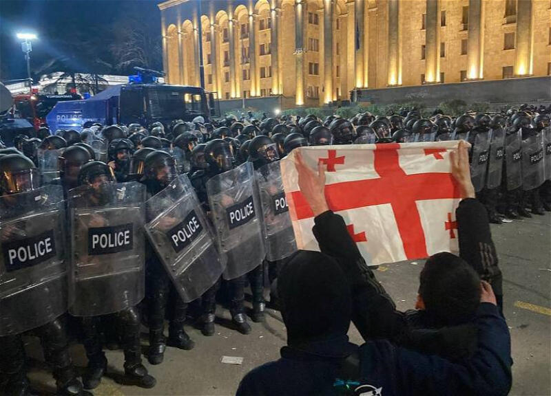 В Тбилиси протестующие прорвали оцепление у парламента