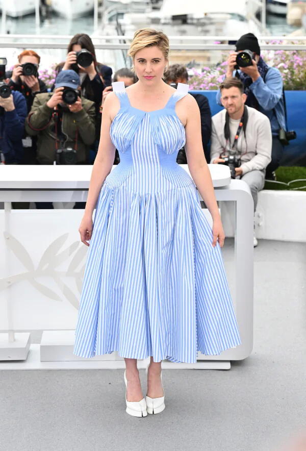 Канны 2024: Грета Гервиг в шикарном платье позировала на фотоколле фестиваля