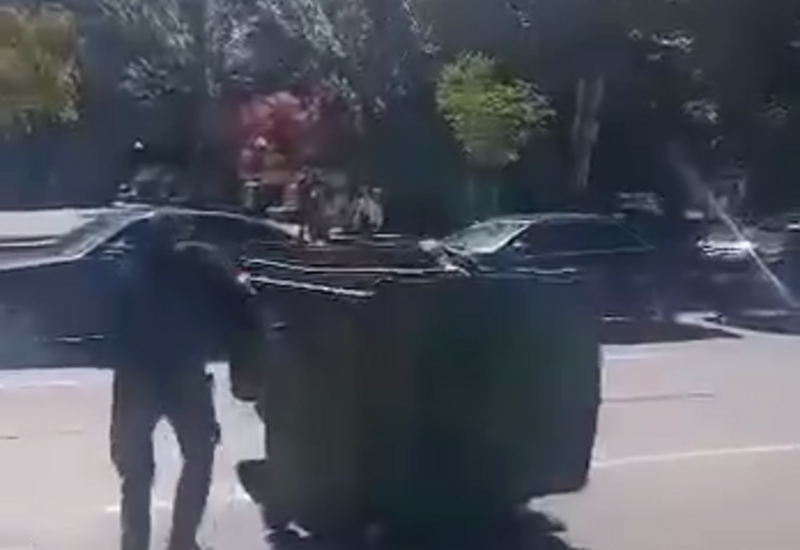 Митингующие возводят «мусорные баррикады» в Ереване