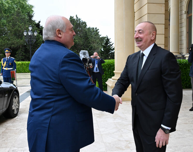 В Баку состоялась церемония официальной встречи Президента Беларуси Александра Лукашенко