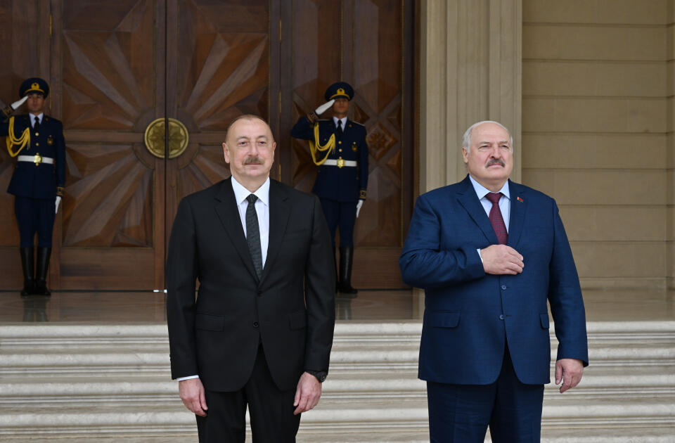 В Баку состоялась церемония официальной встречи Президента Беларуси Александра Лукашенко