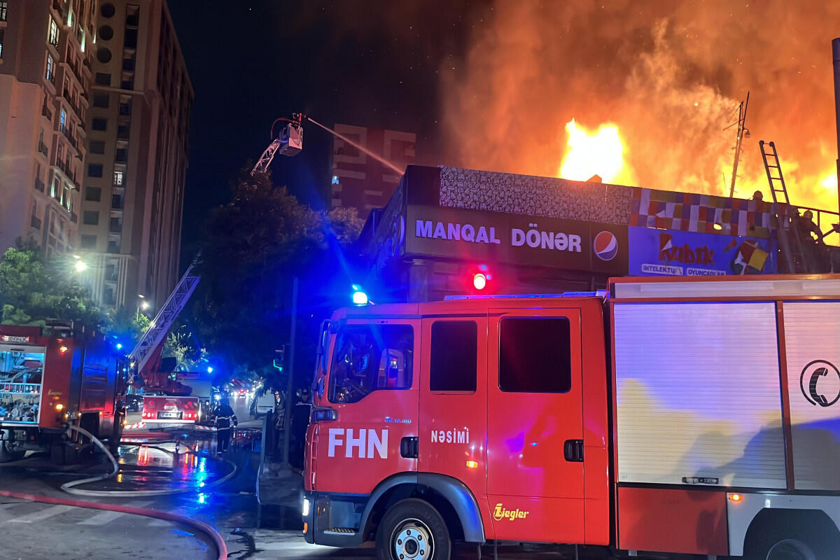 МЧС о сильном пожаре в цветочном магазине в Баку