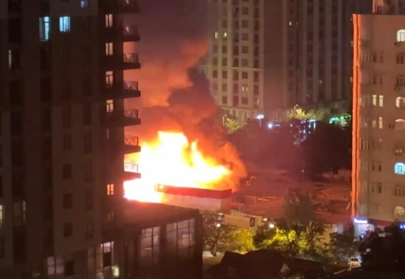 Пожар в цветочном магазине в Баку полностью потушен