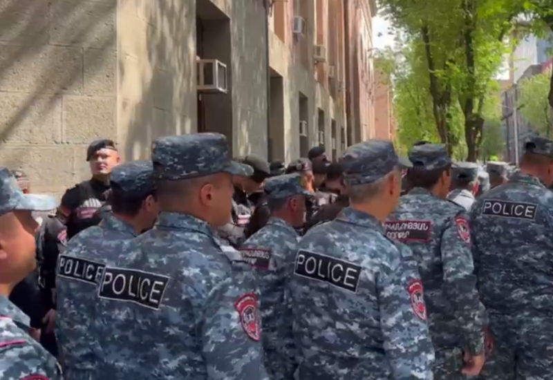 Сотни полицейских оцепили здание правительства Армении