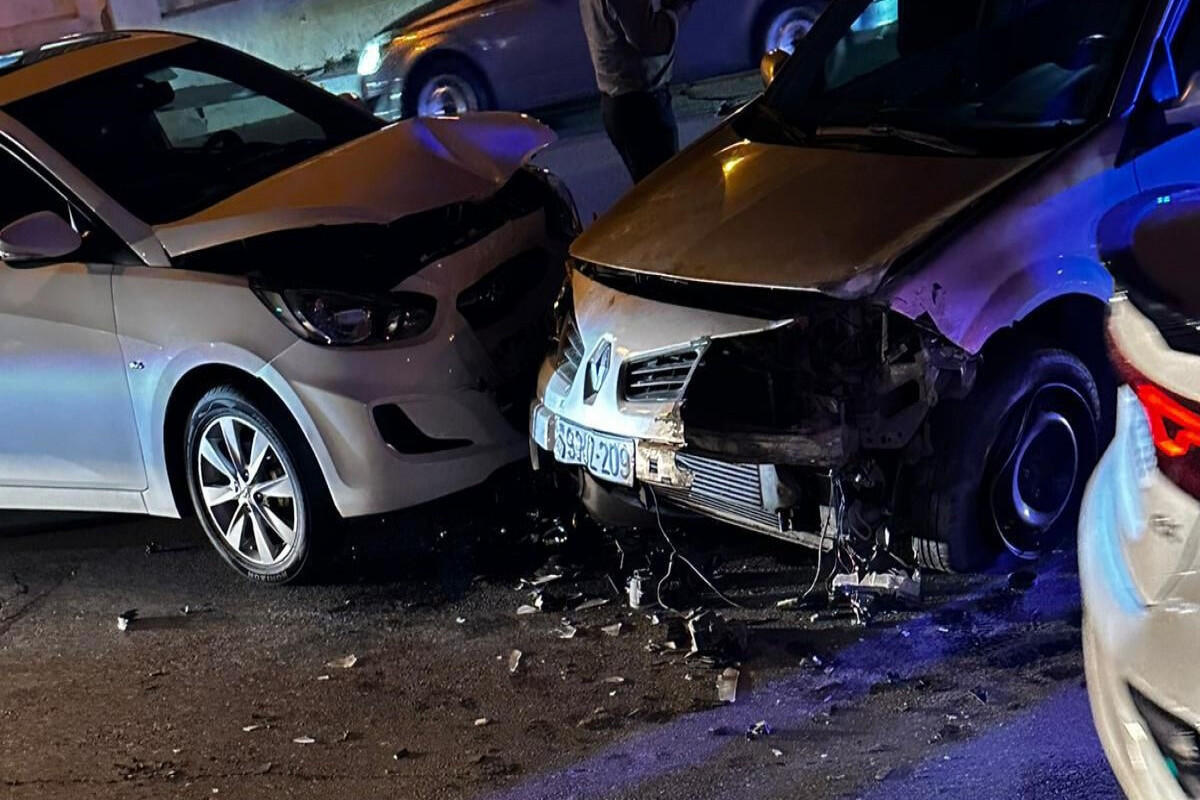 В Баку столкнулись три автомобиля, есть пострадавшие - ФОТО